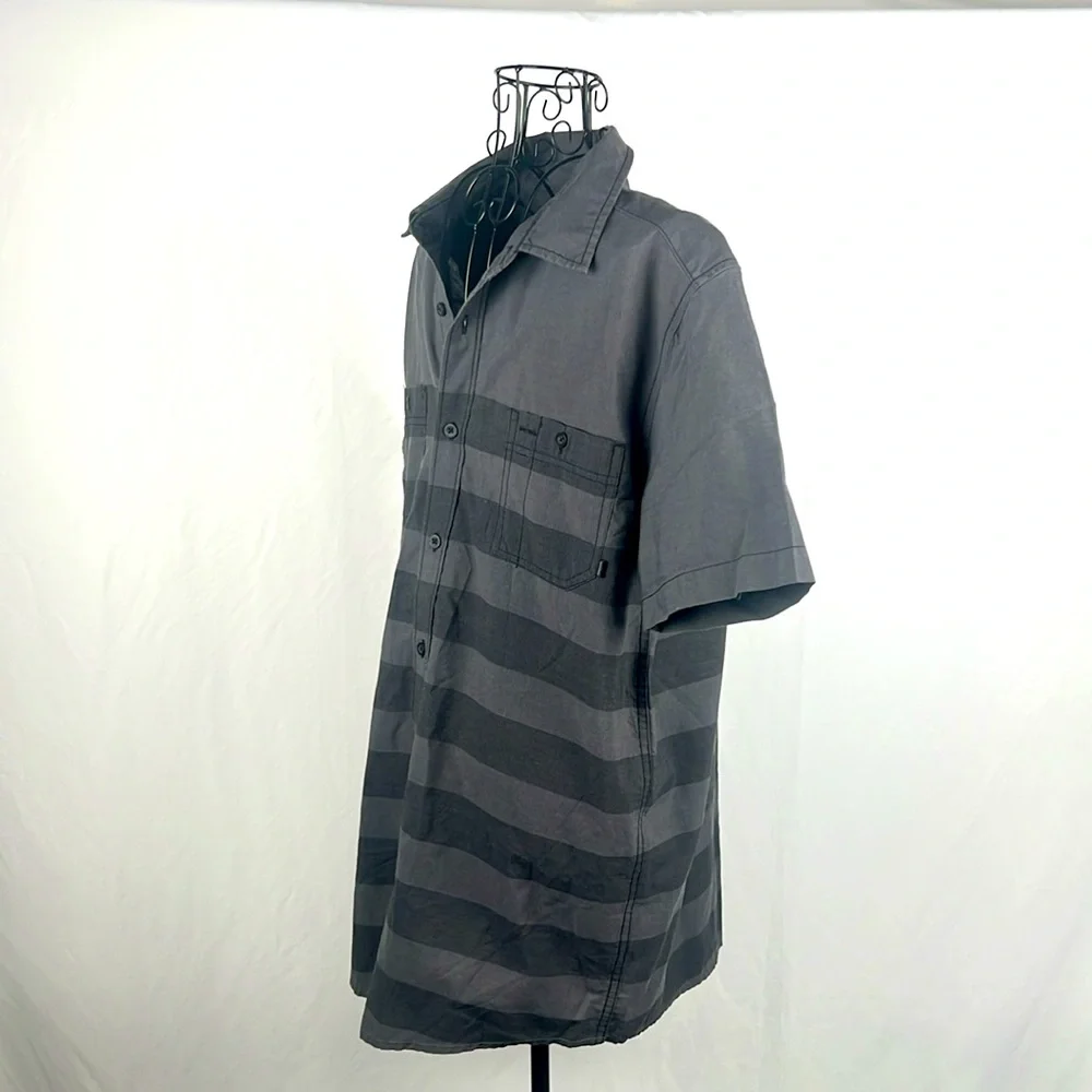 Amplify Gray Casual Button Down Shirt Mens Medium Short Sleeve‎ Striped